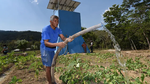Solar waterpomp in Sumba, Indonesië.