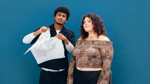 Yannick en Tatjana poseren voor een blauwe achtergrond. Yannick scheurt een groot vel papier met de tekst "DIKKE VETTE LEUGEN" en de vloer ligt vol verkreukeld papier. Tatjana draagt een panterprint top en lange zwarte rok. Beiden kijken serieus in de camera.