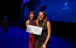 Portret van Olivia Mos met de NL Filmfonds Wildcard prijs in handen