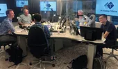presentator Coen Verbraak met Alexander Noordijk, Kai Yung, Herman van Wijngaarden en Marco Derks.