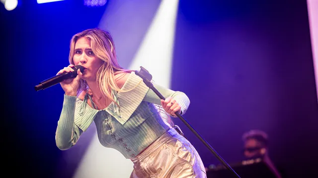 Mimi Webb in de Heineken op Lowlands 2023