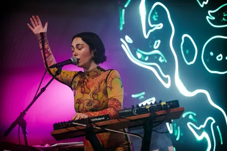 Kelly Lee Owens in de X-Ray op Lowlands 2022