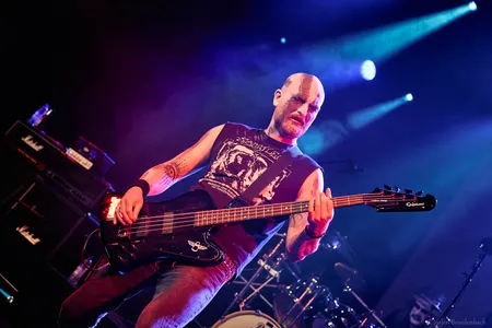 De bassist van Grafjammer in Iduna