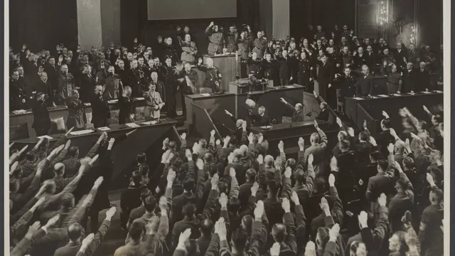 Groep mensen die de Hitlergroet geven