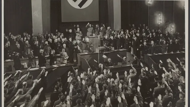 Groep mensen die de Hitlergroet geven