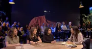 Ilse en Femke van Velzen en Loretta van der Horst bespreken de gevaren van hun werk met Nadia Moussaid