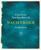 De boekencover van 'Nachtroer'. Het is een blauwe achtergrond met in gele letters de tekst 'Nachtroer'.