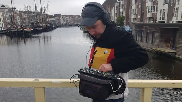 Man die op brug onderwatermicrofoon gebruikt